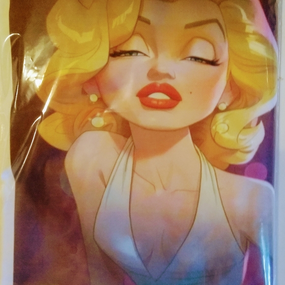 Women V Neck Marilyn Monroe's T Shirt - Picture 3 of 4